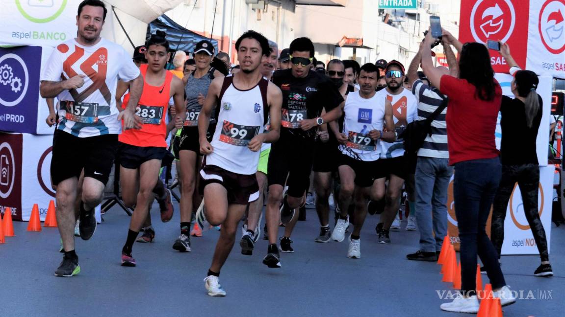 Corren en la 5 K del Colegio de Contadores Saltillo 2022
