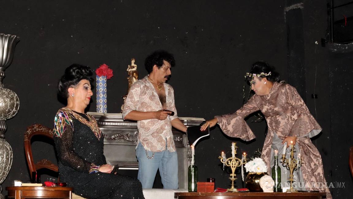 Entre penumbras ‘Las Vampiras Morales’ continúan su camino a las 100 representaciones