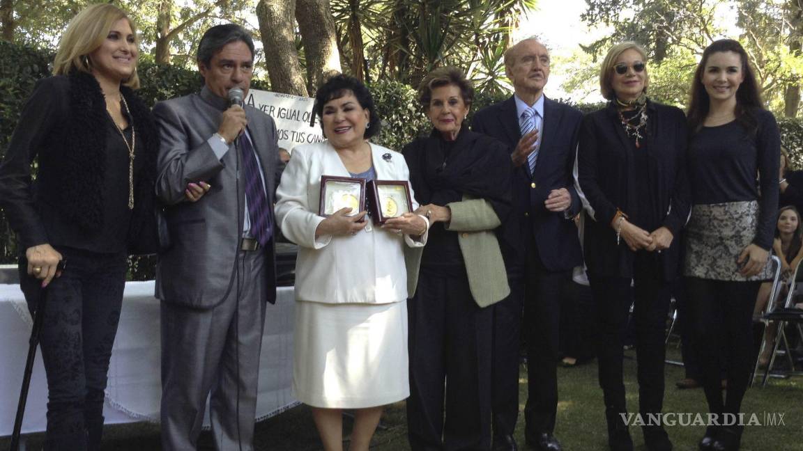 $!6 de noviembre de 2013.Carmen Salinas recibe un reconocimiento por su trayectoria en la rotonda de los hombre ilustres del Panteón Dolores. Cuartoscuro