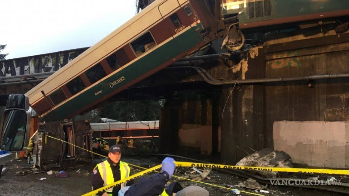 Al menos seis muertos por descarrilamiento de tren en Washington