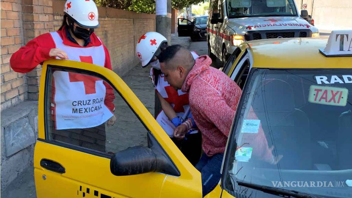 Pega a taxista y se escapa