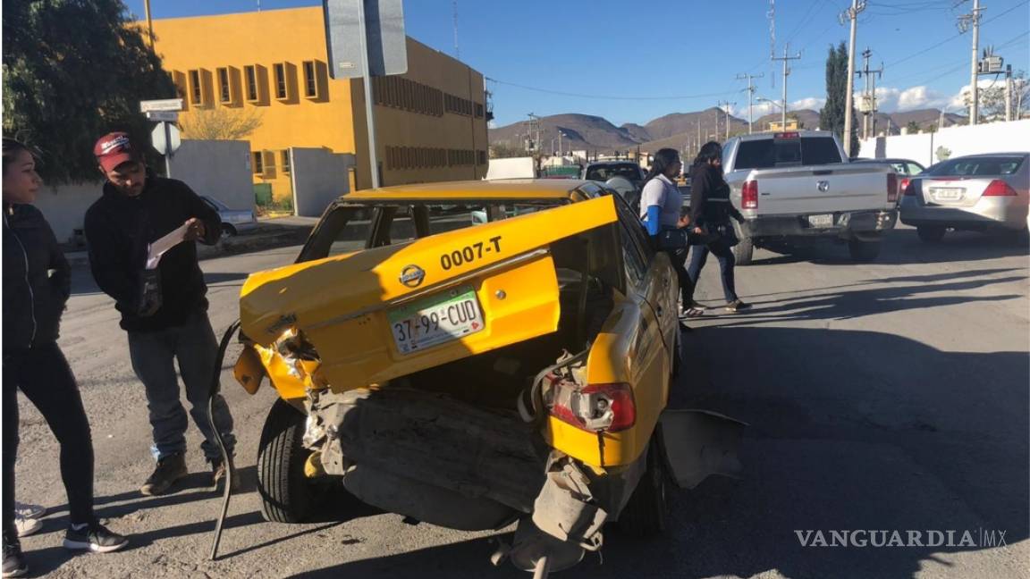 Oficiales de la FGE de Coahuila destrozan un taxi; dicen que no los daba el paso