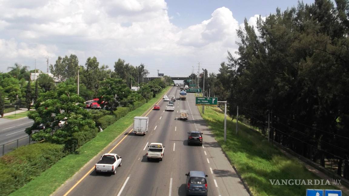 $!El nuevo contrato millonario del 'Canelo' podría mantener durante un año las carreteras de 27 estados del País y pagar la deuda pública de Jalisco