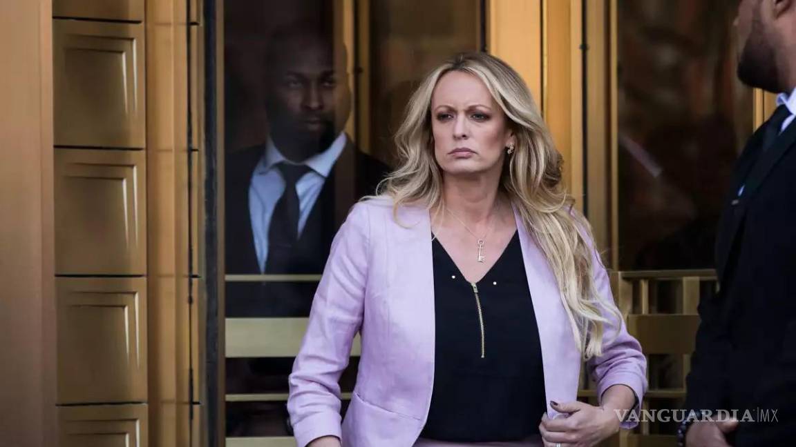 $!Trump es acusado de realizar pagos indebidos a la actriz para adultos Stormy Daniels, con quien habría tenido una relación extramarital.