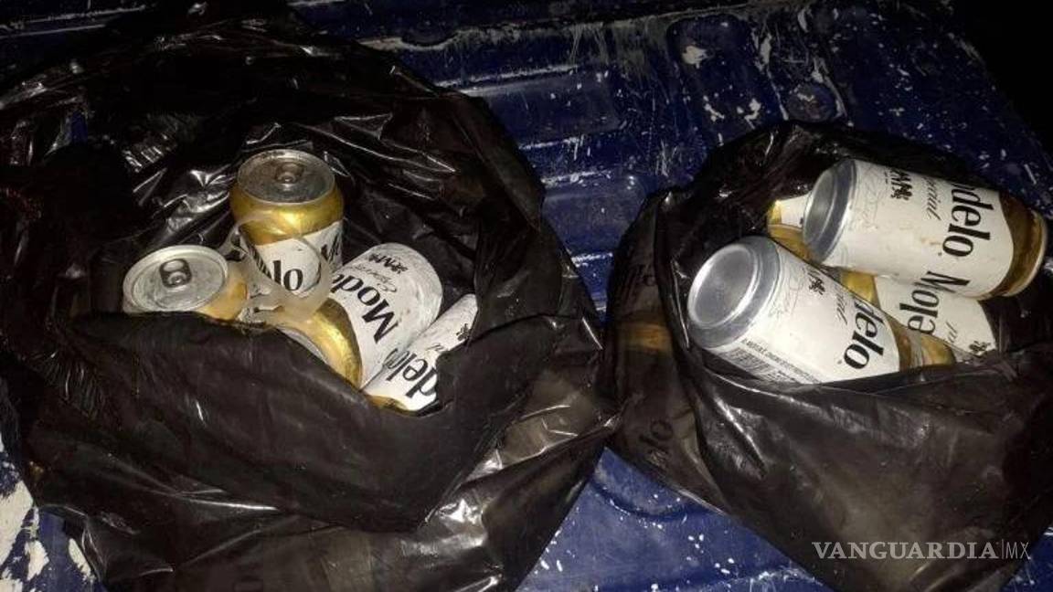 $!No había nadie a bordo. Lo que sí encontraron los policías en el interior de la unidad fueron numerosas latas de cervezas, llenas y vacías