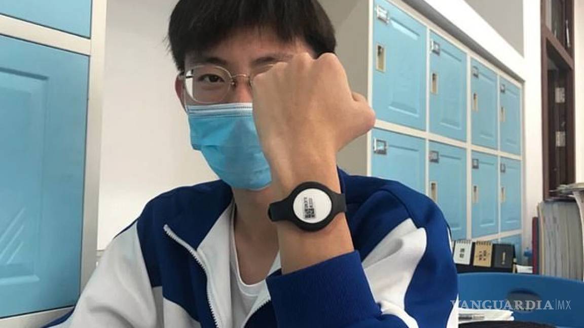$!Con brazaletes electrónicos miden la temperatura a estudiantes en Pekín