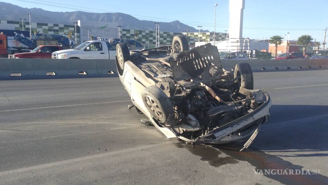 Se registra volcadura en puente a la altura de Mirasierra