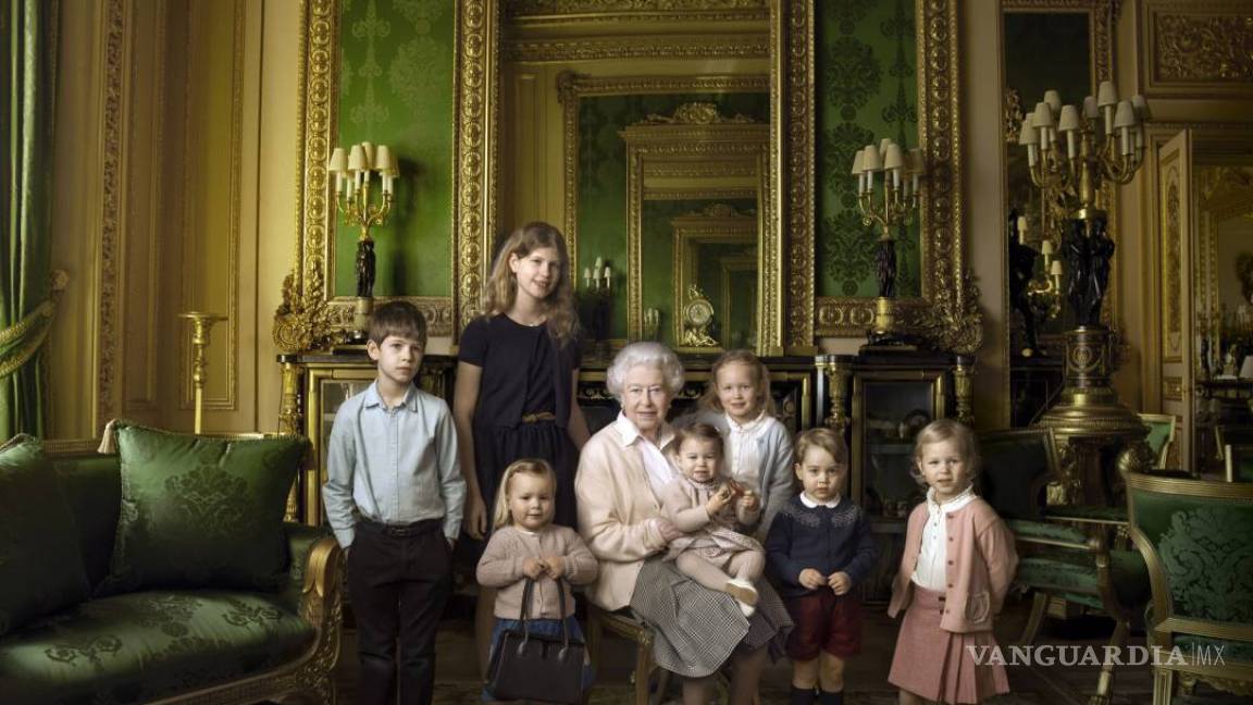 Fotografían a la reina Isabel II rodeada de nietos y bisnietos por su 90 cumpleaños