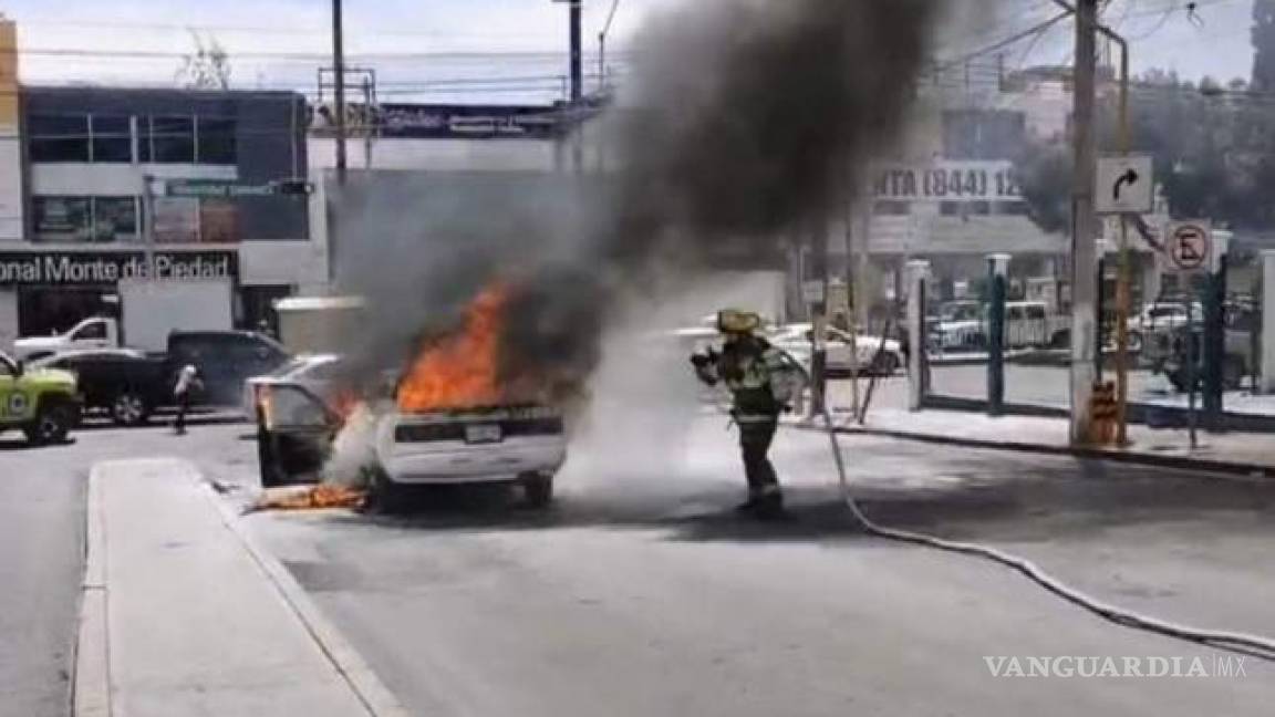 Tsuru se incendia frente al IMSS 2, en Saltillo