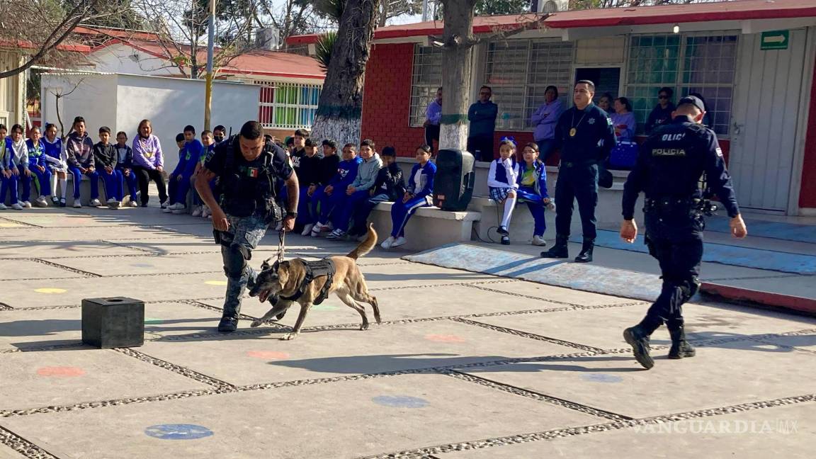 Realiza exhibición en primaria el agrupamiento K9 de Ramos Arizpe