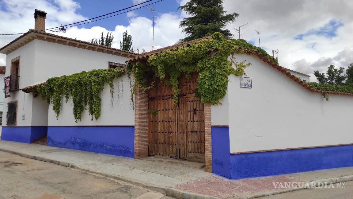 $!Portón de un patio bañado con su típico azul añil que lucen los pueblos manchegos. El Toboso (Toledo). EFE/Amalia González Manjavacas