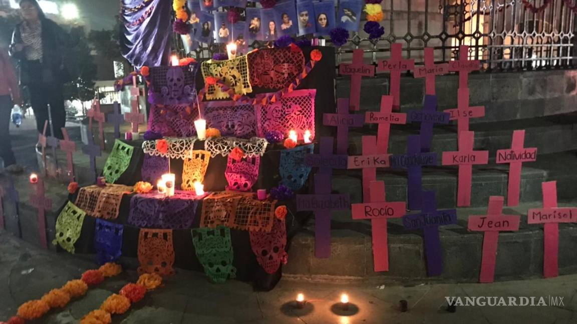 $!Millones de mexicanos, alrededor del país, ponen en alto a sus fallecidos; comida, cempasúchil y el aroma del incienso abunda en las calles estos días.