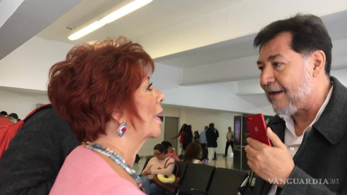 Noroña discute con una mujer en aeropuerto por llamarlo 'pejezombie' (video)