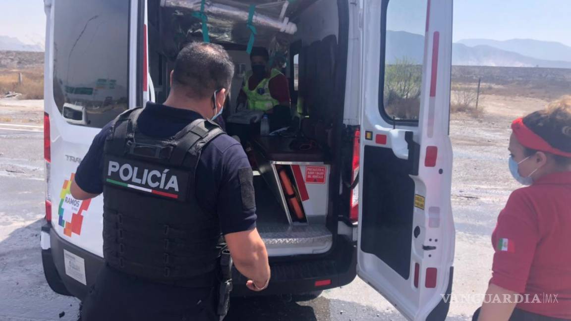 Vuelca tráiler en la Monterrey-Saltillo, conductor es trasladado al hospital