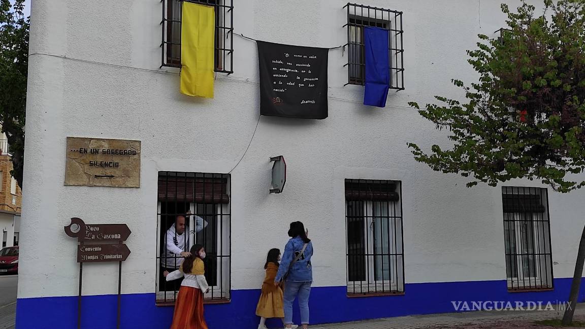 $!Niñas disfrazadas preparadas para participar en uno de los pasacalles que se celebran durante las fiestas populares y las jornadas cervantinas, entre abril y mayo en El Toboso (Toledo). EFE/Amalia González Manjavacas