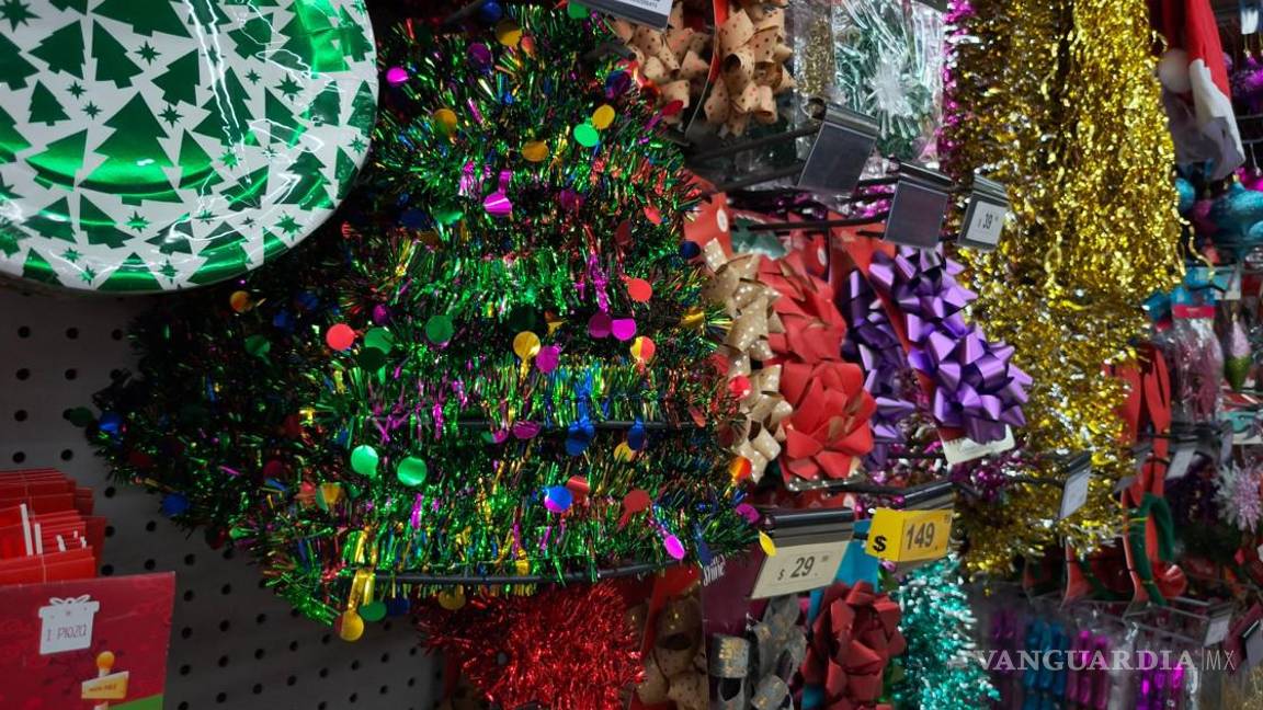$!Otros productos como esferas o decoraciones también representan un gasto fuerte para el bolsillo de los saltillenses.