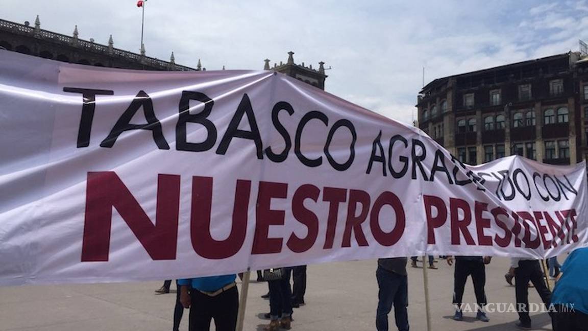 $!Al estilo del PRI: Acarreados asisten a evento de AMLO con jugo, sandwich y fruta