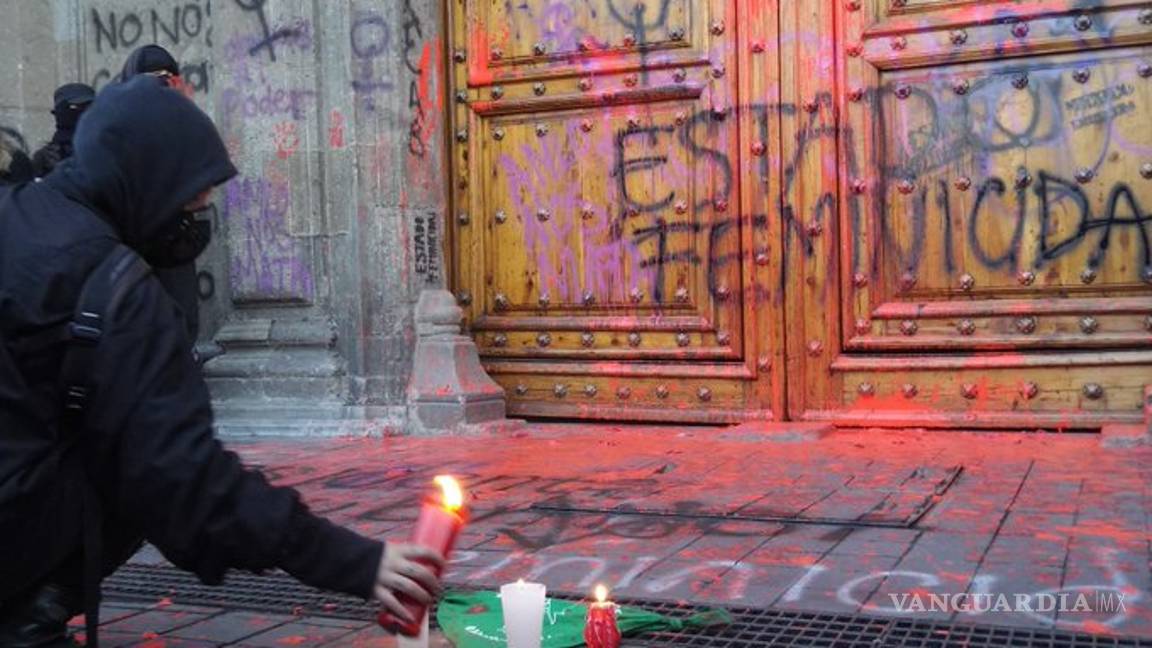 $!'Andrés Manuel el silencio es criminal', encapuchadas vandalizan Palacio Nacional por feminicidos