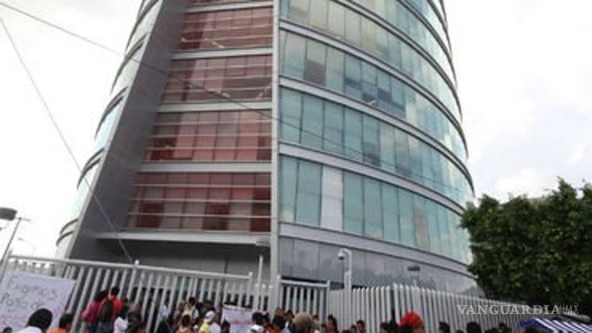 $!CNTE bloquea oficinas de gobierno en Chiapas