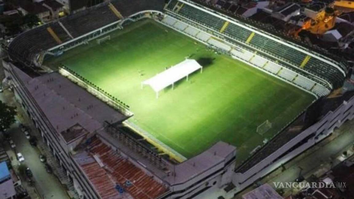 $!Estadio Vila Belmiro coloca estructura en el centro del campo.