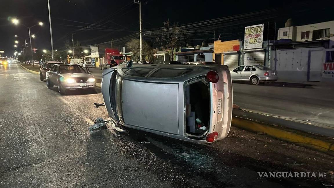 Vuelca automóvil y derriba luminaria en Mirasierra, Saltillo