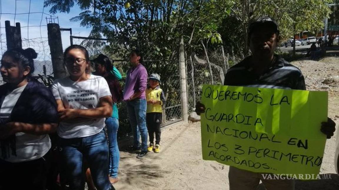 $!Desalojan a reporteros y activistas en bloqueo de desplazados de Guerrero