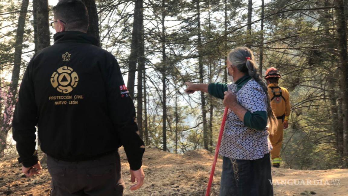 $!Habitantes en sierra de NL respiran cenizas, sin luz, agua y un incendio al acecho