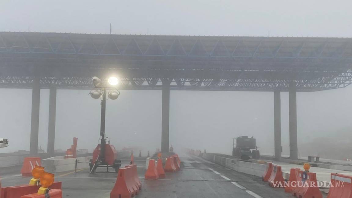 Tráfico lento por bancos de neblina en autopista de Saltillo-Monterrey