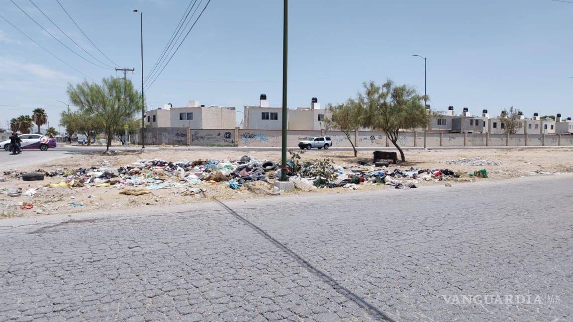 Apenas cuadrillas lo limpian, vuelven a tirar escombro y basura a periférico de Torreón