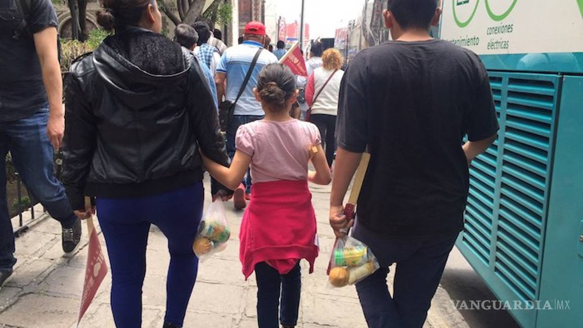 $!Al estilo del PRI: Acarreados asisten a evento de AMLO con jugo, sandwich y fruta