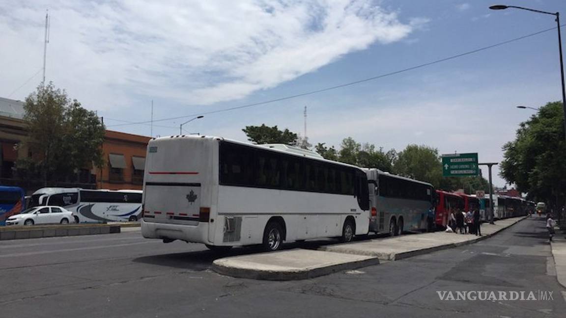 $!Al estilo del PRI: Acarreados asisten a evento de AMLO con jugo, sandwich y fruta