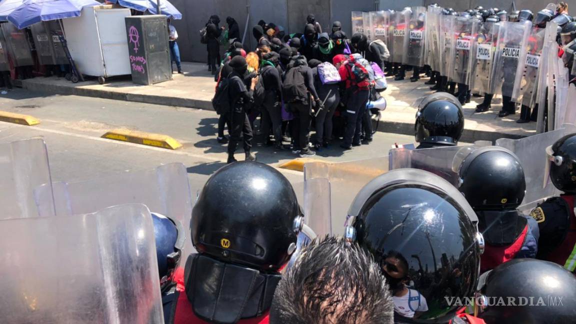 Policías de CDMX encapsulan a mujeres y reporteras en marchas del 8M, denuncian detenciones arbitrarias