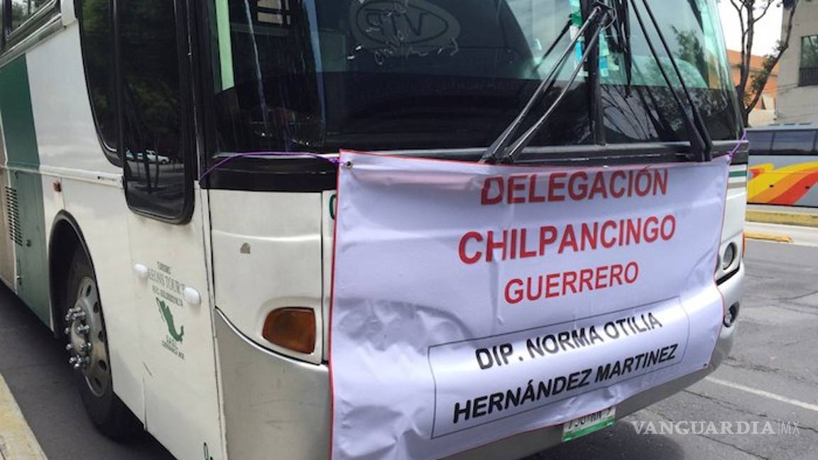 $!Al estilo del PRI: Acarreados asisten a evento de AMLO con jugo, sandwich y fruta