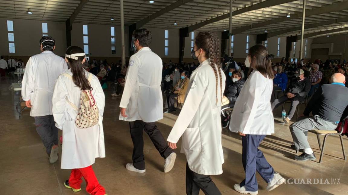 Con aplausos reciben adultos mayores a personal médico en módulo de vacunación en Arena Saltillo