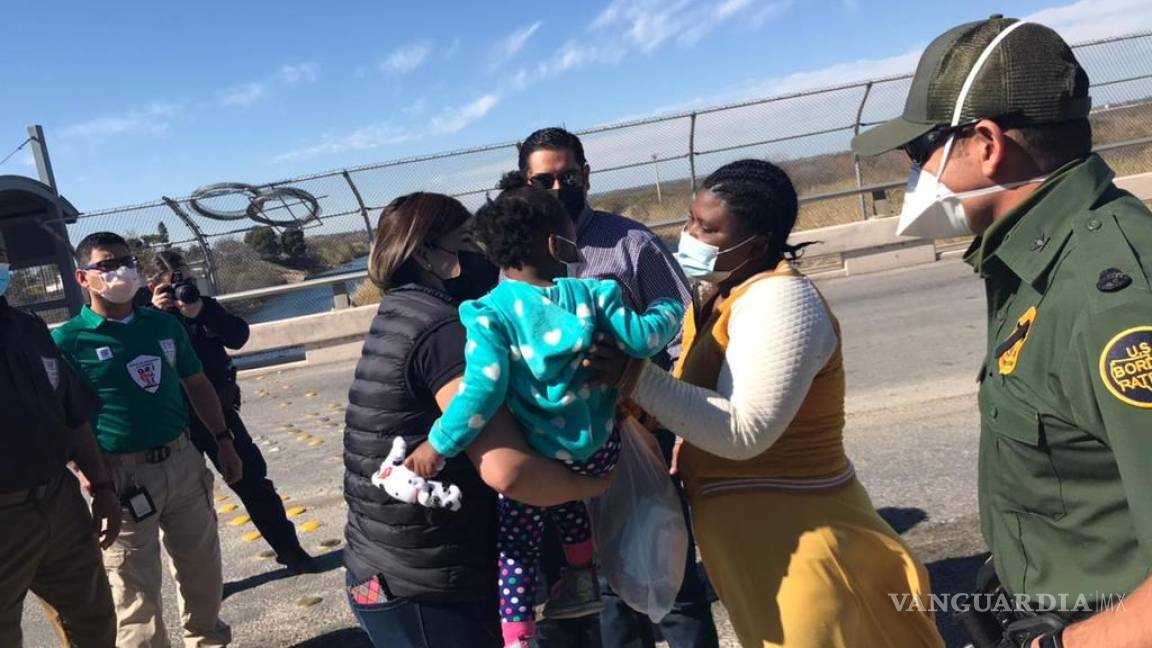 Reúnen con su familia a niña rescatada en el Río Bravo, en Coahuila