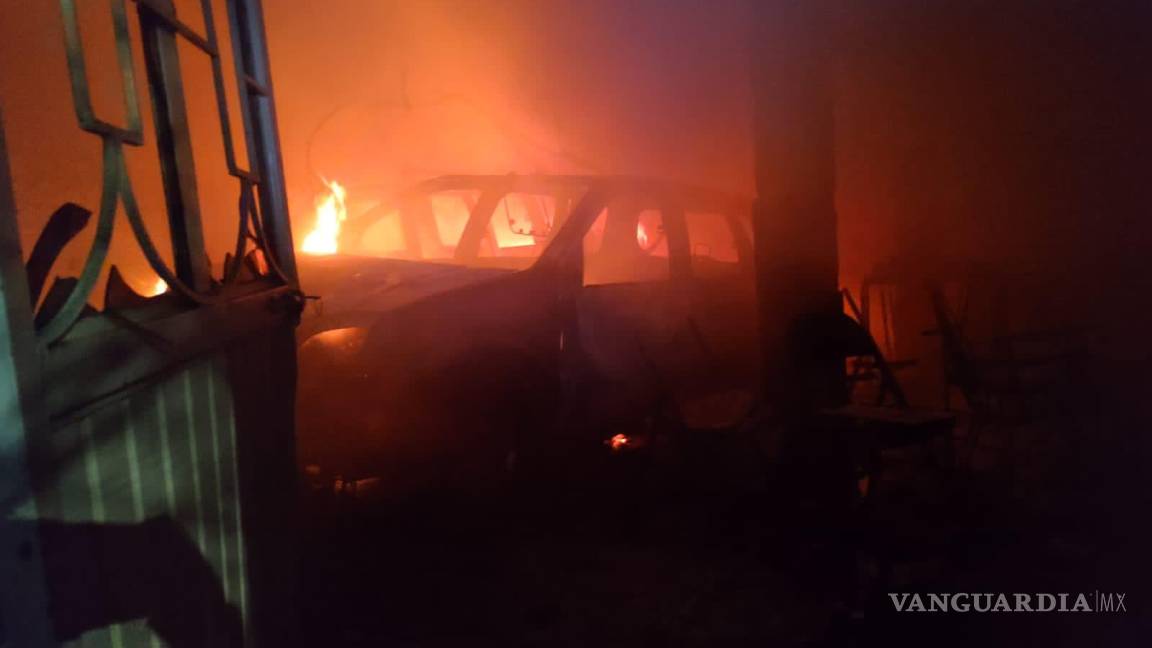 Explosión provoca incendio en domicilio de Saltillo; Bomberos rescatan dos perritos