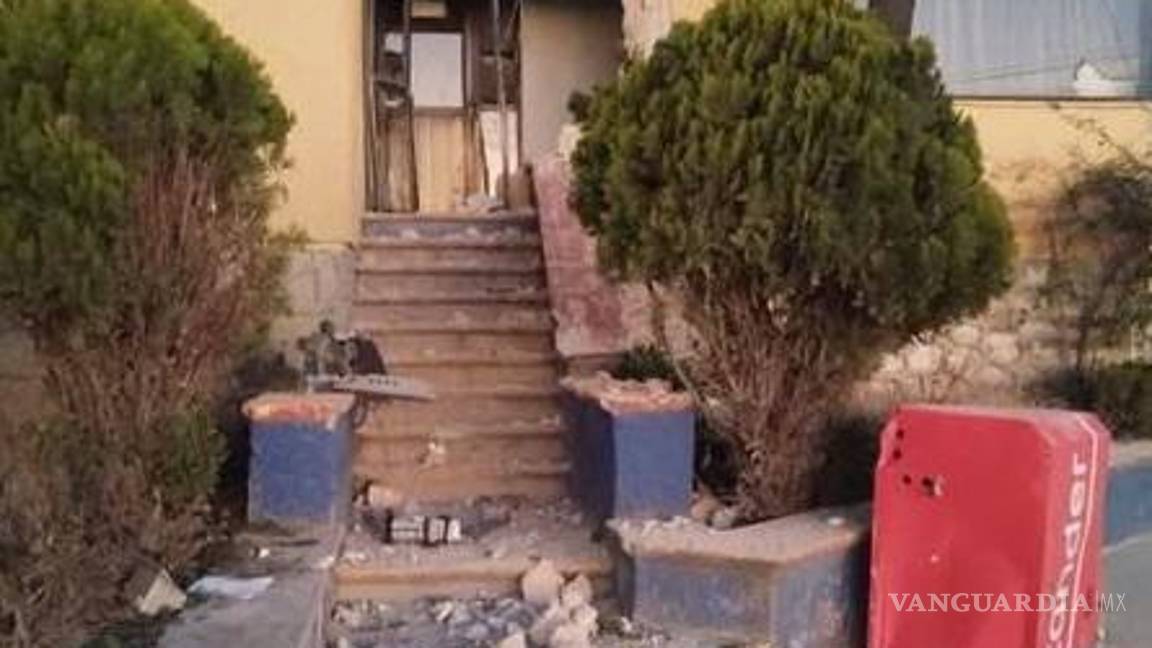 $!Los delincuentes utilizaron cadenas para sujetar el dispensador al vehículo pesado y arrancarlo de su base, causando daños en el inmueble donde estaba instalado.