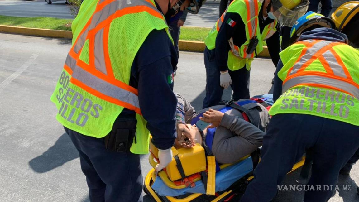 Policía de Saltillo resulta lesionado en caída de moto