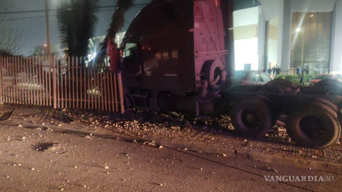 Chofer dormita, se estrella contra poste de CFE y choca a vehículo en Ramos Arizpe