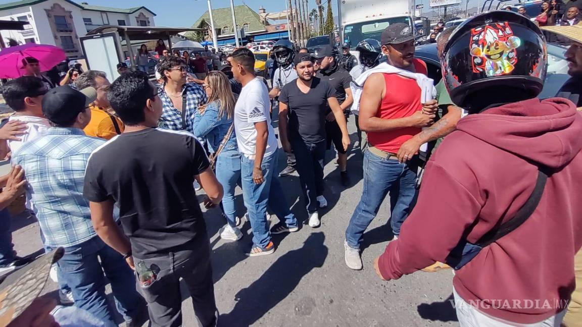 Manifestantes cierran el periférico LEA de Saltillo por la falta de entrega de placas a vehículos ‘chocolate’