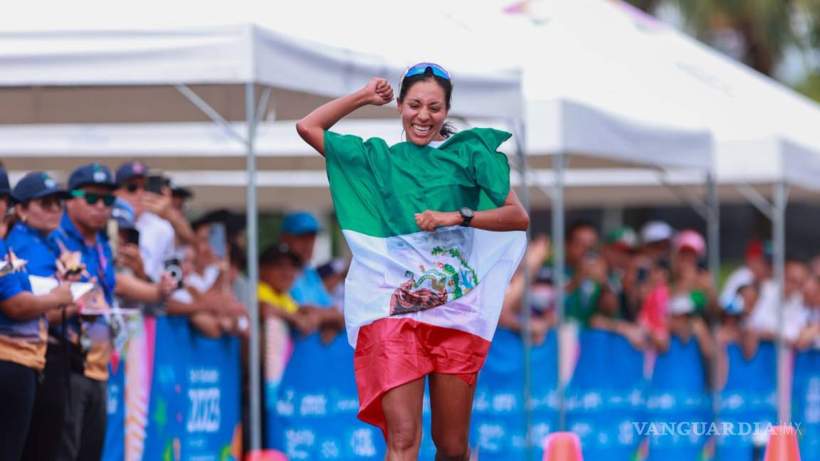 ¿Amor por México o error?... Alejandra Ortega prefirió homenajear a la bandera que romper récord de atletismo (video)