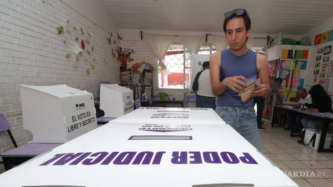 $!Kevin Enrique, de 20 años, fue de los primeros en acudir a las urnas en Saltillo, motivado por su compromiso con las causas sociales y su interés en elegir con conciencia a los nuevos integrantes del Poder Judicial.