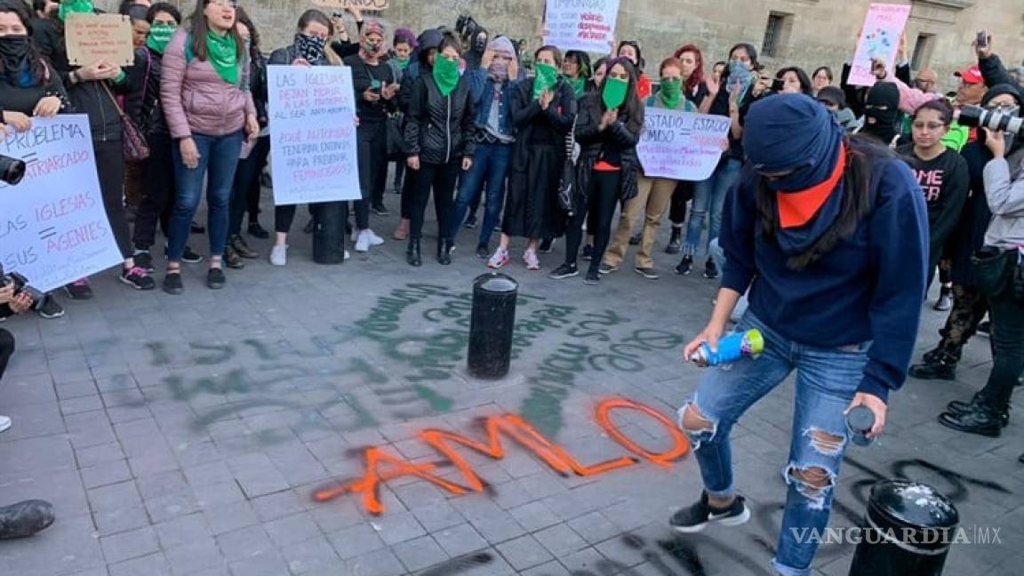 La 'Mañanera' de AMLO inicia entre gritos de justicia por feminicidios en México