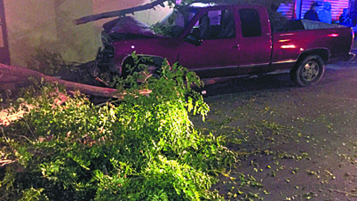 En Saltillo, conductor se estrella contra casa y huye abandonando camioneta