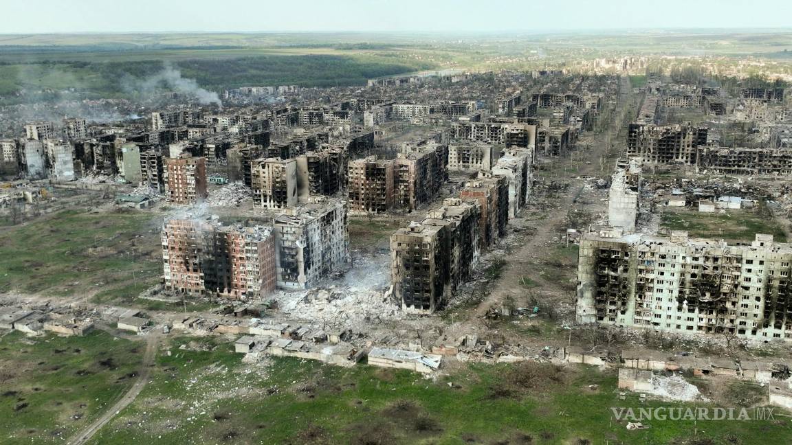 $!Una vista aérea de los edificios dañados por los bombardeos en la guerra entre Ucrania y Rusia, en Bakhmut, Ucrania.