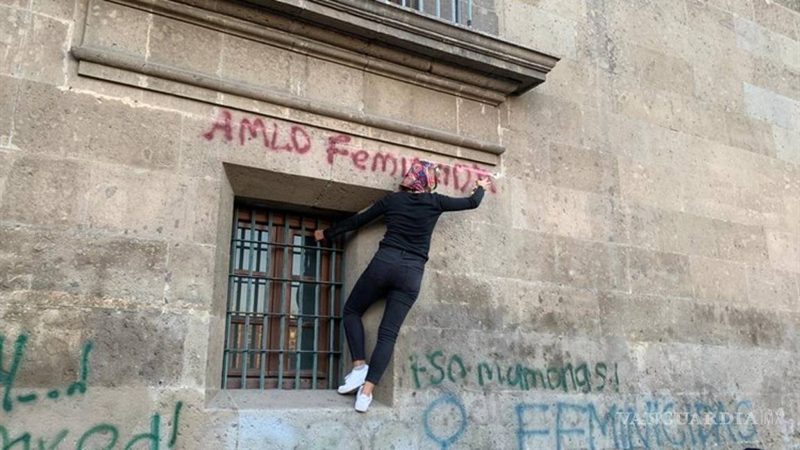 $!La 'Mañanera' de AMLO inicia entre gritos de justicia por feminicidios en México