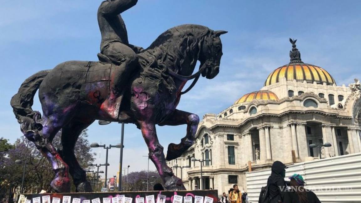 Algunas mujeres vandalizan inmuebles y monumentos durante marcha del 8M, otras las critican