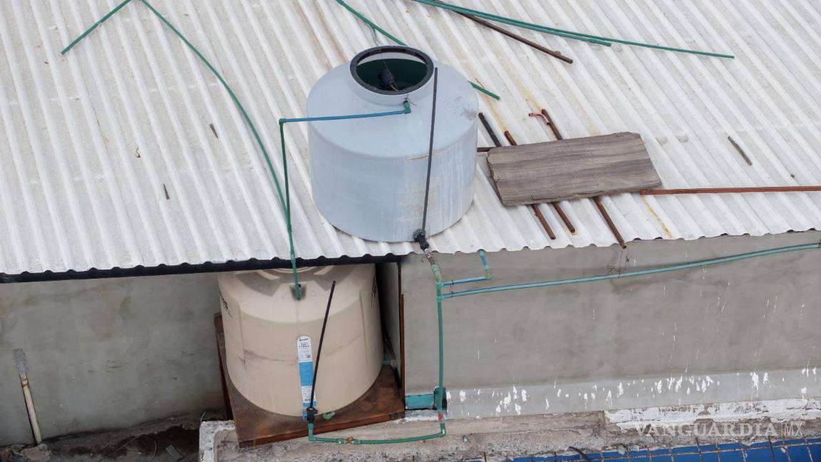 $!María Elena Prado señala daños por humedad y ruido en su casa ubicada junto al bar.