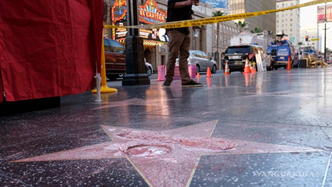$!Destrozan la estrella de Donald Trump en el Paseo de la Fama