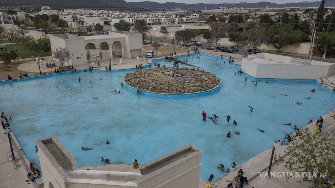 ¡Prohibido meterse al lago de la alameda! No es alberca, solo es un paseo, dice municipio de Ramos Arizpe